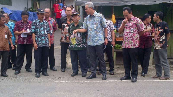 Gubernur Jawa Tengah, Ganjar Pranowo, memarahi petugas Bina Marga karena jalan berlubang tak segera ditambal di Kabupaten Banjarnegara pada Rabu, 12 Oktober 2016.