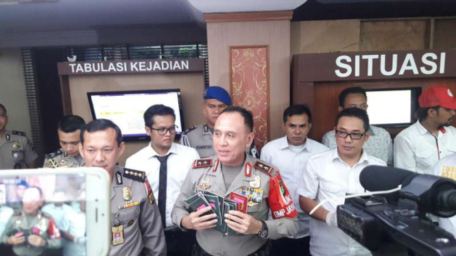 Kapolda Metro Jaya Inspektur Jenderal Polisi M Iriawan membeberkan penangkapan tiga PNS Kementerian Perhubungan atas praktik pungutan liar, Rabu (12/10/2016)