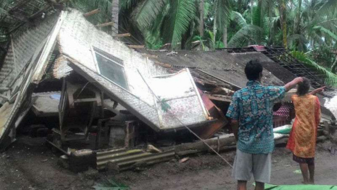 Ilustrasi/Rumah rusak akibat dihempas puting beliung di Kabupaten Pangandaran, Jawa Barat, pada Rabu siang, 12 Oktober 2016.