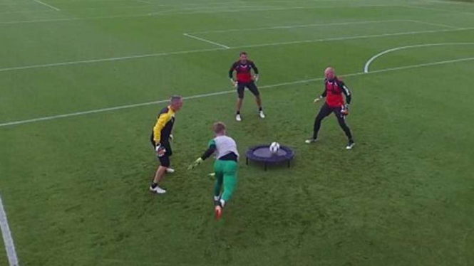 Sesi latihan para penjaga gawang akademi Norwich City