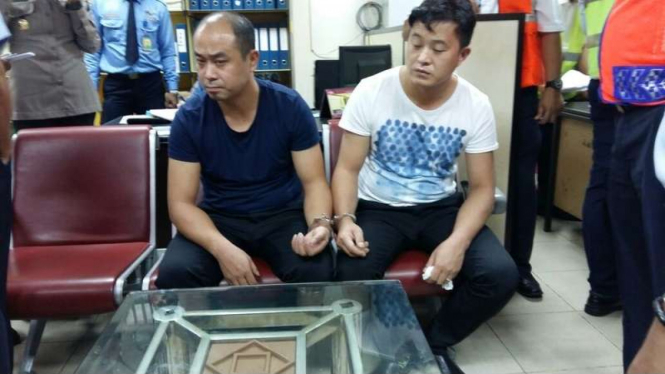 Dua warga negara China yang diamankan di Bandara Hang Nadim Batam, Rabu (12/10/2016). Keduanya kedapat mengutil barang milik penumpang Garuda Indonesia.
