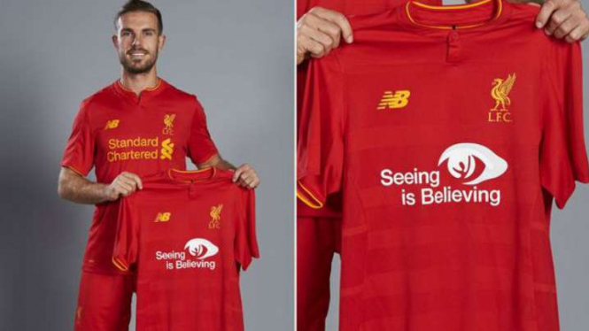 Kapten Liverpool Jordan Henderson memperlihatkan jersey untuk duel vs MU