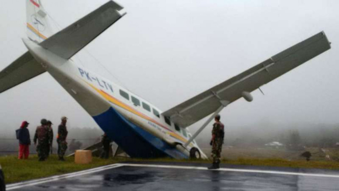 Pesawat terbang milik maskapai Asian One tergelincir saat mendarat di Bandara Aminggaru, Distrik Puncak Jaya, Papua, pada Kamis pagi, 13 Oktober 2016.