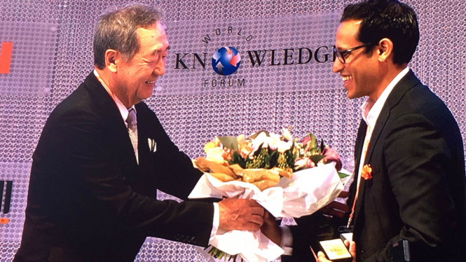 CEO Gojek, Nadiem Makarim, (kanan) menerima penghargaan dari the World Knowledge di Seoul, Korea Selatan.