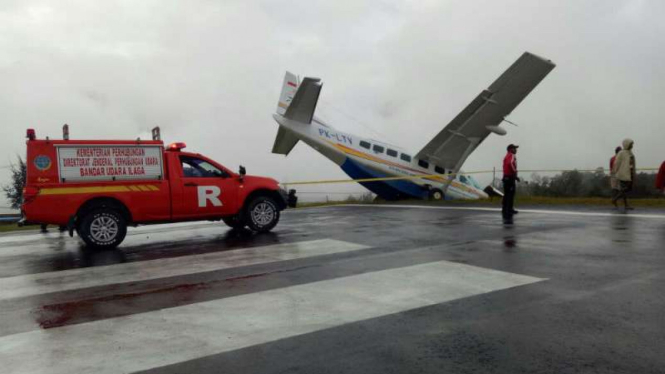 Pesawat terbang milik PT Asian One terjungkal setelah mendarat di Bandara Ilaga di Kabupaten Puncak, Papua, pada Kamis pagi, 13 Oktober 2016.