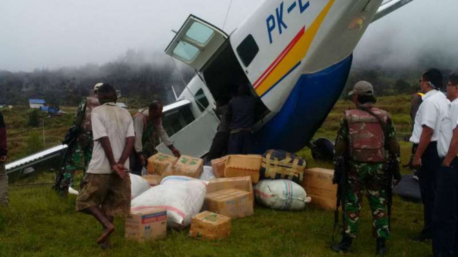 Pesawat terbang milik PT Asian One terjungkal setelah mendarat di Bandara Ilaga di Kabupaten Puncak, Papua, pada Kamis pagi, 13 Oktober 2016.