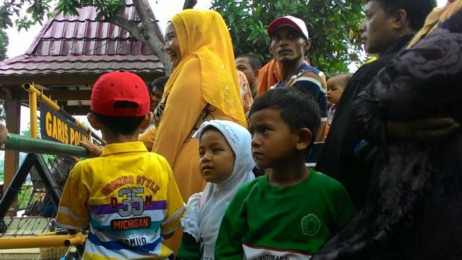Anak TK dari Pasuruan ditemani guru dan wali murid mengunjungi Padepokan Dimas Kanjeng di Kabupaten Probolinggo, Jawa Timur, pada Kamis, 13 Oktober 2016.