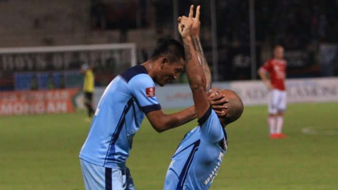 Pemain Persela Lamongan, Ivan Carlos Franca mengangkat tangan saat merayakan gol
