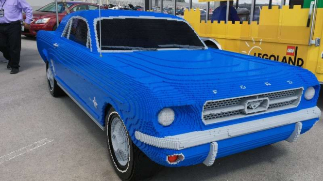 Ford Mustang terbuat dari lego