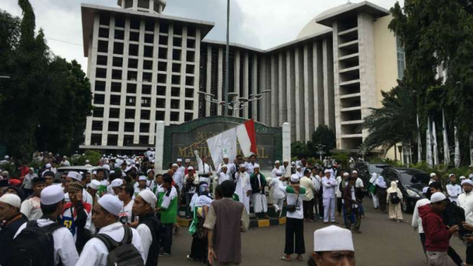 Massa datangi masjid Istiqlal di Jakarta, 