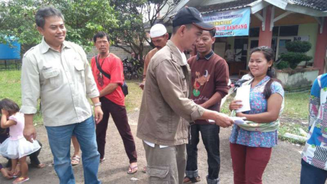 Manajemen PT Bakrie Sumatera Plantations Tbk memberikan bantuan kepada para korban banjir bandang di Kabupaten Garut, Jawa Barat, pada Jumat, 14 Oktober 2016.