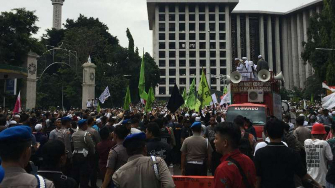 Massa demonstrasi mulai bergerak dari masjid Istiqlal