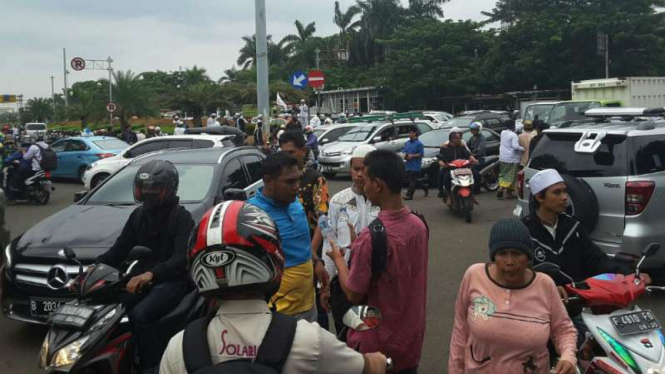 Lalu lintas di Jalan Medan Merdeka semrawut karena aksi Kecam Ahok.