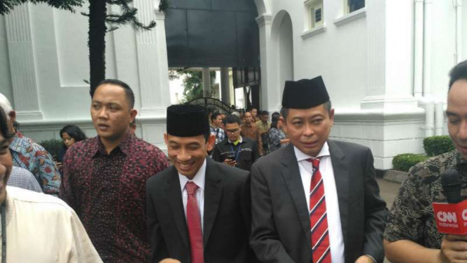 Menteri ESDM Ignasius Jonan dan Wamen ESDM Arcandra Tahar usai dilantik di Istana Kepresidenan, Jakarta, Jumat, 14 Oktober 2016.