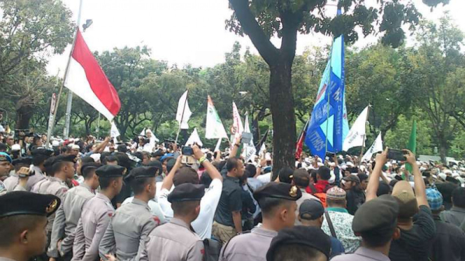 Massa unjuk rasa di depan Balai Kota DKI Jakarta, Jumat, 14 Oktober 2016