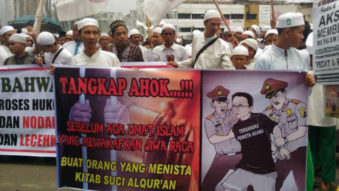 Massa organisasi Islam se-Sumatera Selatan berunjuk rasa dengan berjalan menyusuri jalan-jalan di Kota Palembang pada Jumat, 14 Oktober 2016.