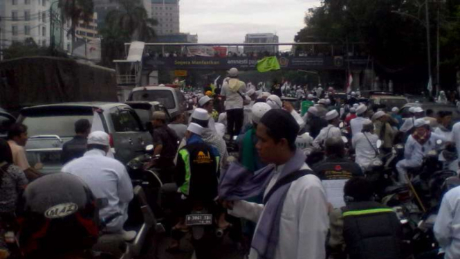 Unjuk rasa FPI membuat macet lalu lintas di depan Stasiun Gambir