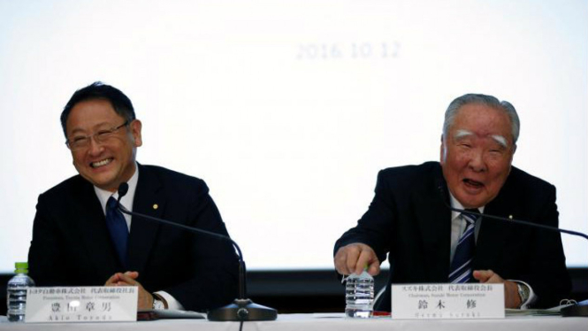 Presiden Toyota Motor Corp Akio Toyoda (kiri) dan Chairman dan CEO Suzuki Motor Osamu Suzuki dalam konferensi pers di Tokyo, Jepang, 12 Oktober 2016. 
