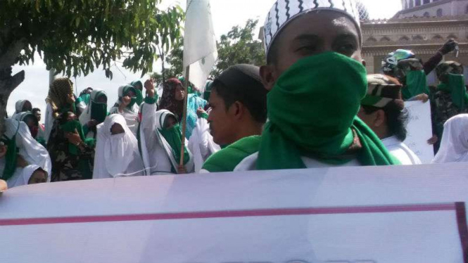 Massa FPI di Aceh menggelar unjuk rasa mengecam Gubernur DKI Basuki T. Purnama