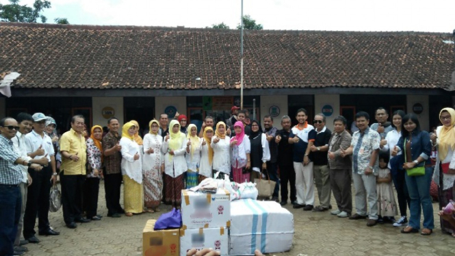 Alumni Fahutan IPB beri bantuan kepada korban banjir Garut.