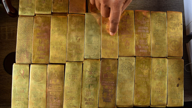 Ilustrasi sejumlah emas batangan.
