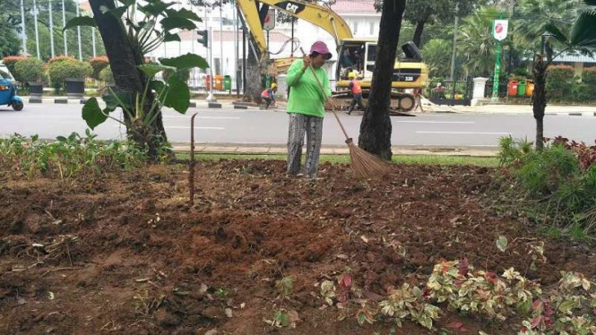 Perbaikan taman rusak di depan Balai Kota Jakarta, Sabtu 15 Oktober 2016.