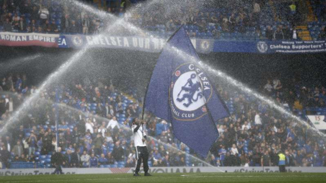 Pendukung Chelsea mengibarkan bendera di Stamford Bridge