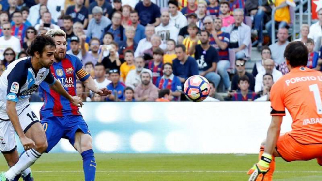 Lionel Messi bobol gawang Deportivo La Coruna