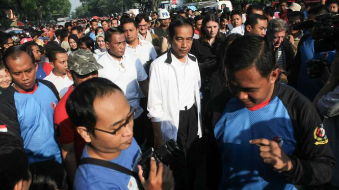 Presiden Joko Widodo berpartisipasi dalam kegiatan car free day di Kota Surakarta-Solo, Minggu (16/10/2016)