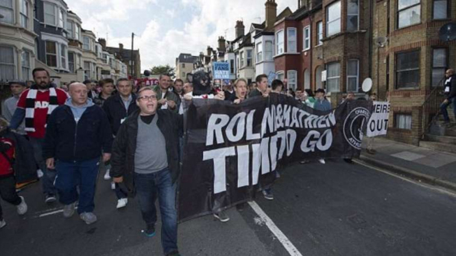 Fans dua klub League One bersatu menyatakan protes ke pemilik klub masing-masing