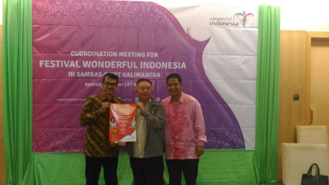 Eddy Susilo menyerahkan materi promo FWI kepada perwakilan pariwisata Serawak 