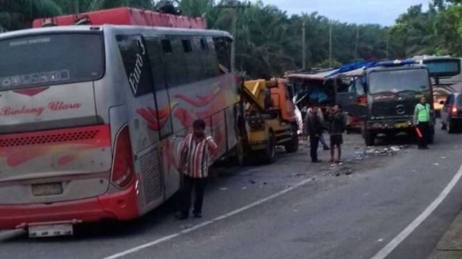 Kecelakaan maut di Jalinsum libatkan dua bus.