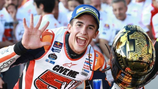 Pembalap Repsol Honda, Marc Marquez merayakan juara dunia MotoGP 2016