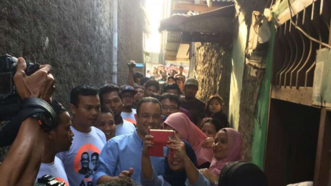 Anies Baswedan menyambangi warga di Kampung Waru Doyong, Cakung, Jakarta Timur.
