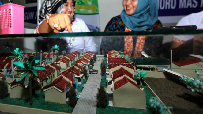 Pengunjung mengamati miniatur perumahan saat Pameran Rumah Rakyat. 