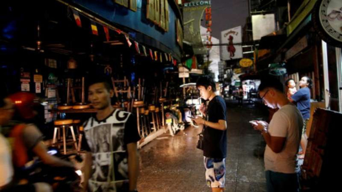 Kawasan Lampu Merah di  Bangkok, Thailand, gelap dan sunyi karena berdukacita.