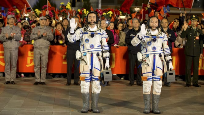 China kirim 2 astronaut ke luar angkasa