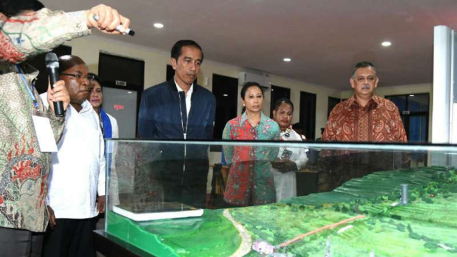 Presiden Joko Widodo saat dijelaskan proyek listrik di Papua dan Papua Barat