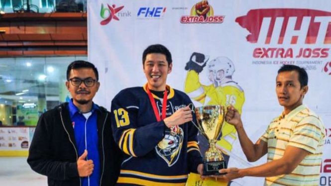 Tim hoki es Indonesia, Batavia Demons, juara di turnamen IIHT 2016.