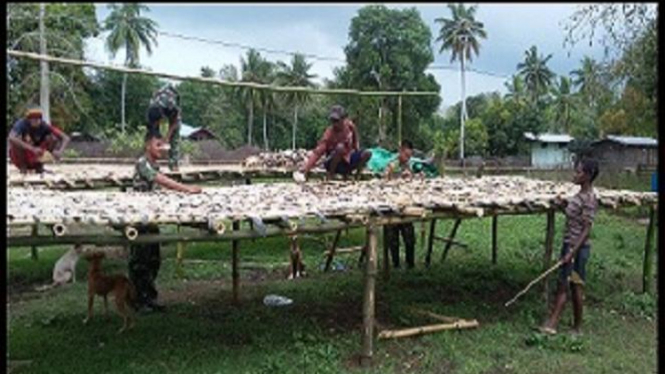 Satgas Pamtas Yonif 407/PK ajari masyarakat Tomerau membuat ikan asin.