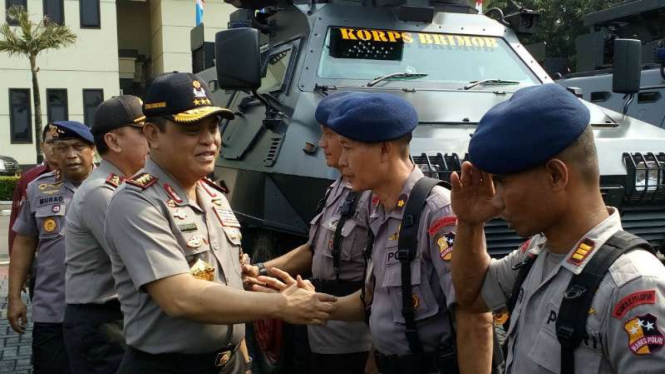 Wakil Kepala Polisi Republik Indonesia (Wakapolri) Komisaris Jenderal Syafruddin menyalami anggota Brimob.