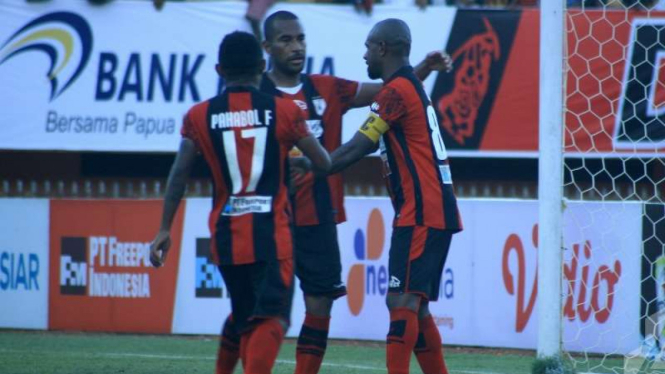 Para pemain Persipura merayakan gol Boaz Solossa (kanan)