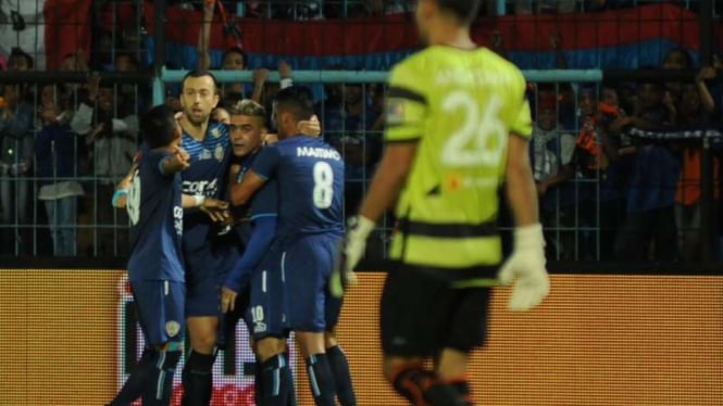 Pemain Arema Cronus lakukan selebrasi gol.