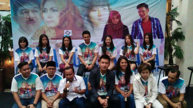 Para pemeran film Gelas-gelas Kaca dalam konferensi pers di Jakarta pada Selasa malam, 18 Oktober 2016.