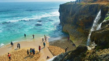 Banyu Tibo Pacitan Pantai Dengan Air Terjun Yang Menarik Viva