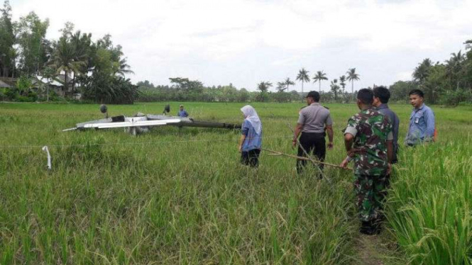 Pesawat latih jenis Piper Warrior PK-WH jatuh di persawahan di Cilacap.