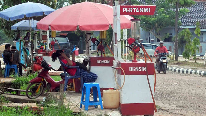 Kios Pertamini di sudut jalan Kota Palembang, Sumsel