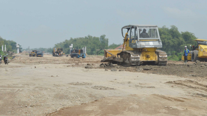 Pengerjaan jalan tol Trans Jawa di Pilangkenceng, Kabupaten Madiun, Jawa Timur