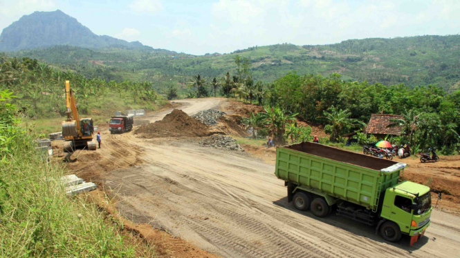 Pembangunan jalur lintas selatan di Besuki, Tulungagung, Jawa Timur.