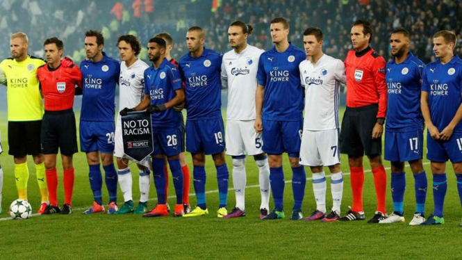 Pemain Leicester City dan Copenhagen foto bersama sebelum laga.